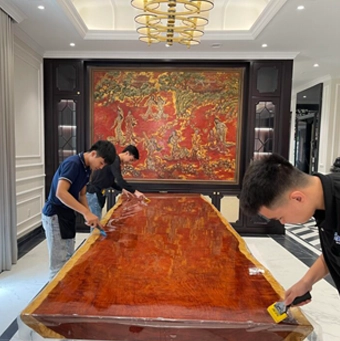 Dán phim bảo vệ mặt bàn