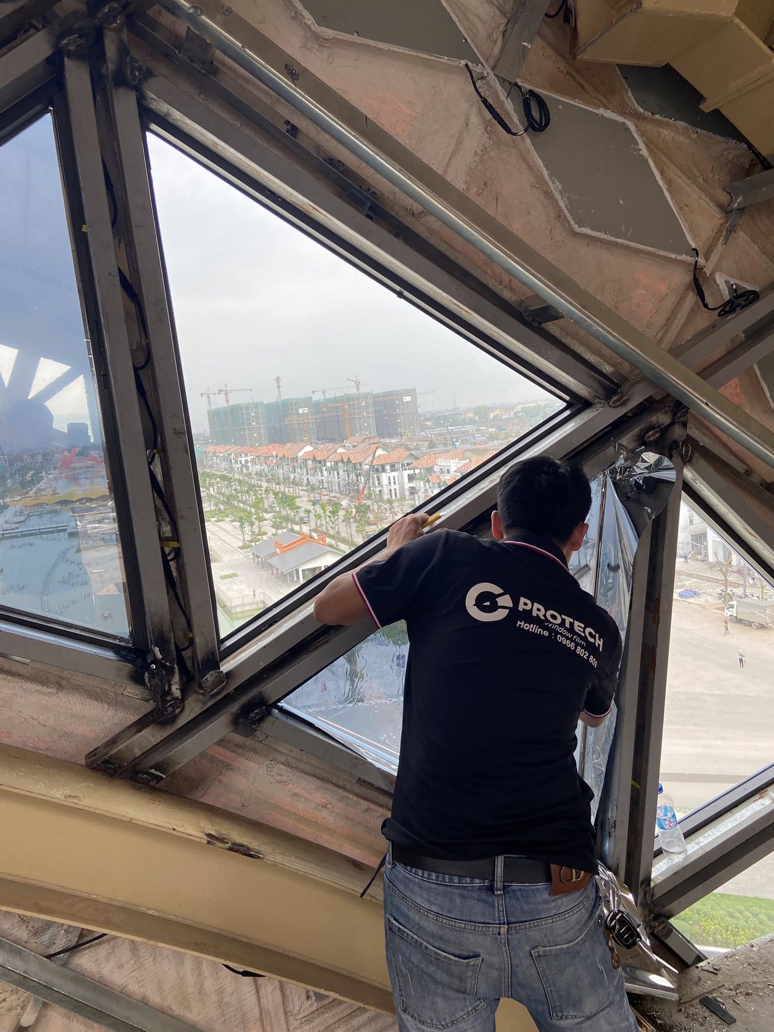 Thi công dán phim cách nhiệt