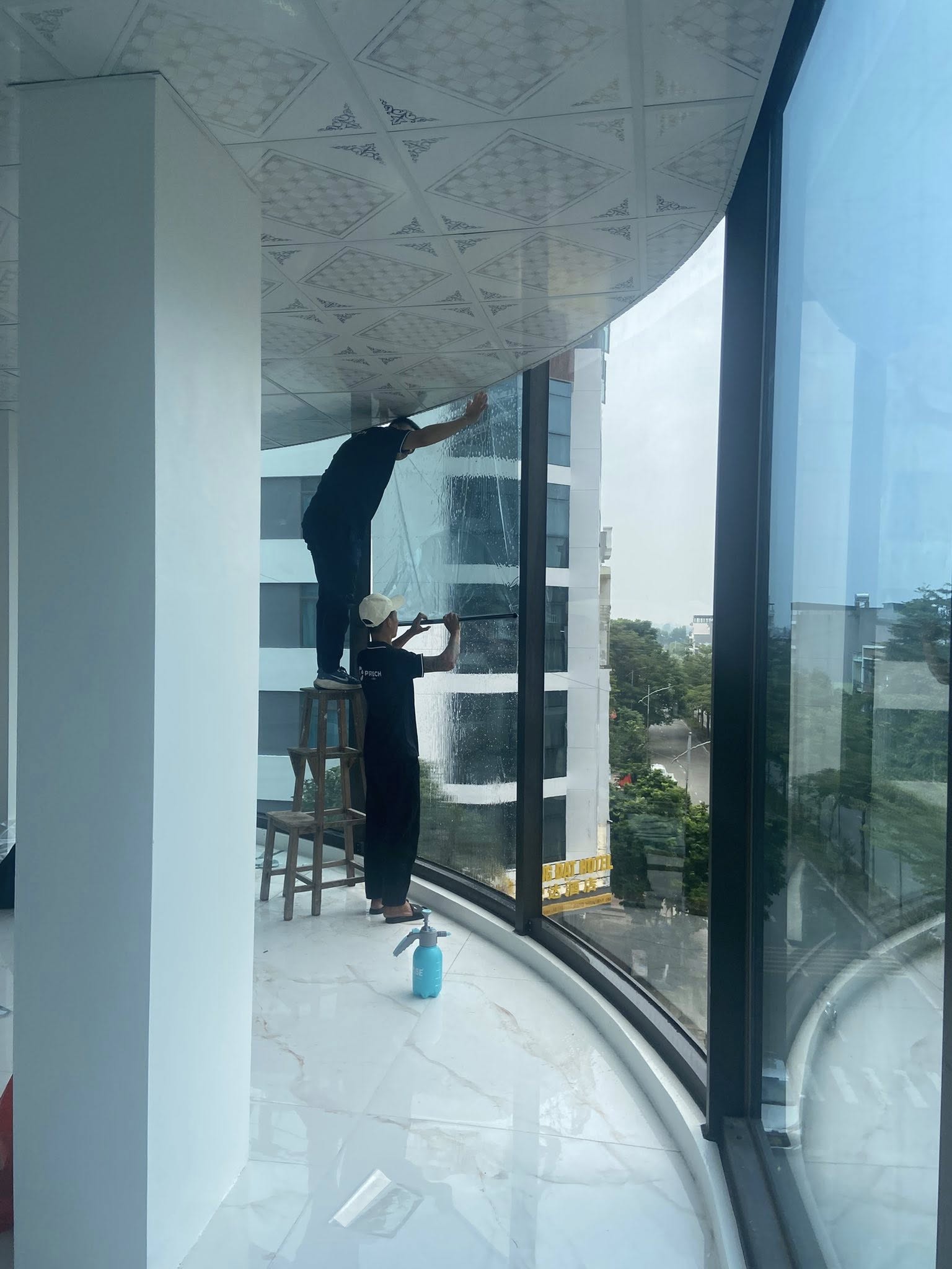 Dán phim cách nhiệt XS 70 cho nhà kính