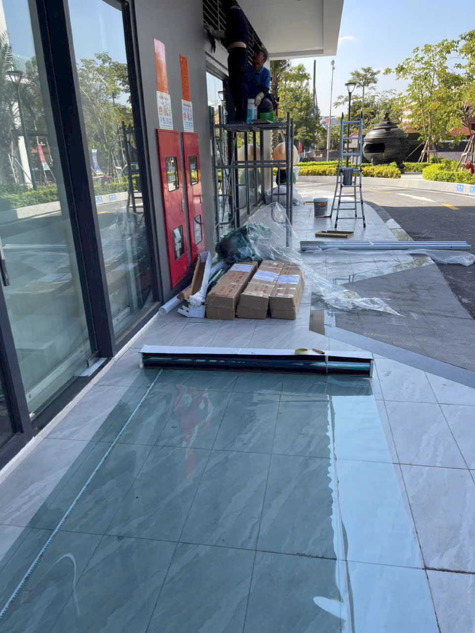 Dán phim cách nhiệt tại chung cư - ShopHouse Sentosa - Hải Phòng