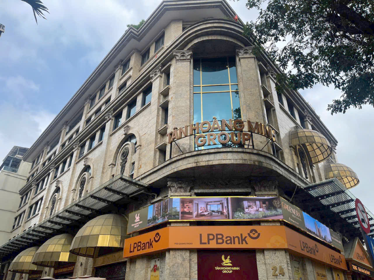 Dán phim tại trụ sở Tân Hoàng Minh