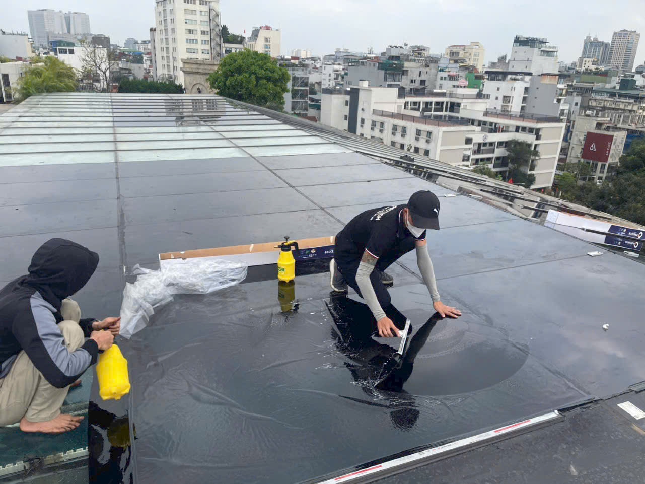 Dán phim tại trụ sở Tân Hoàng Minh